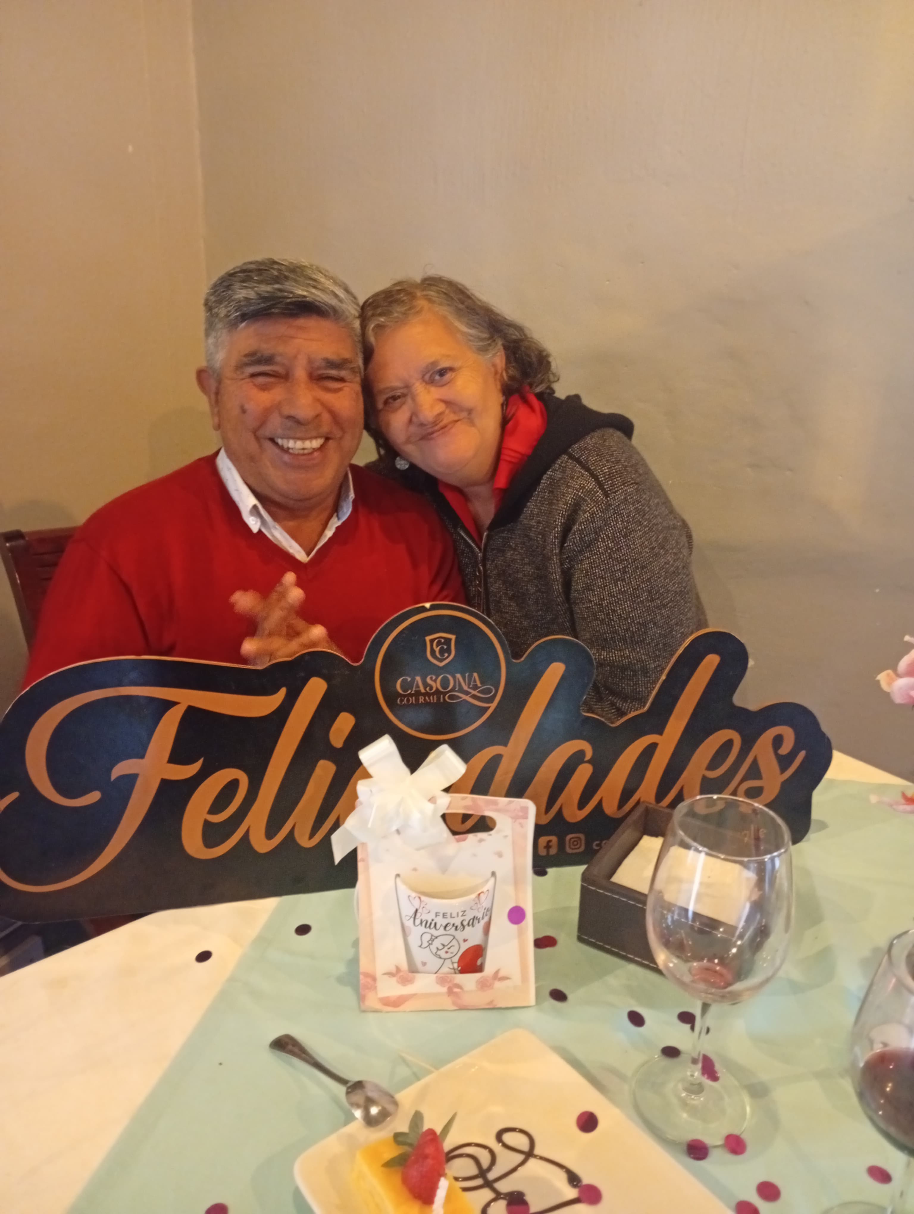 Pareja celebrando aniversario en Casona Gourmet