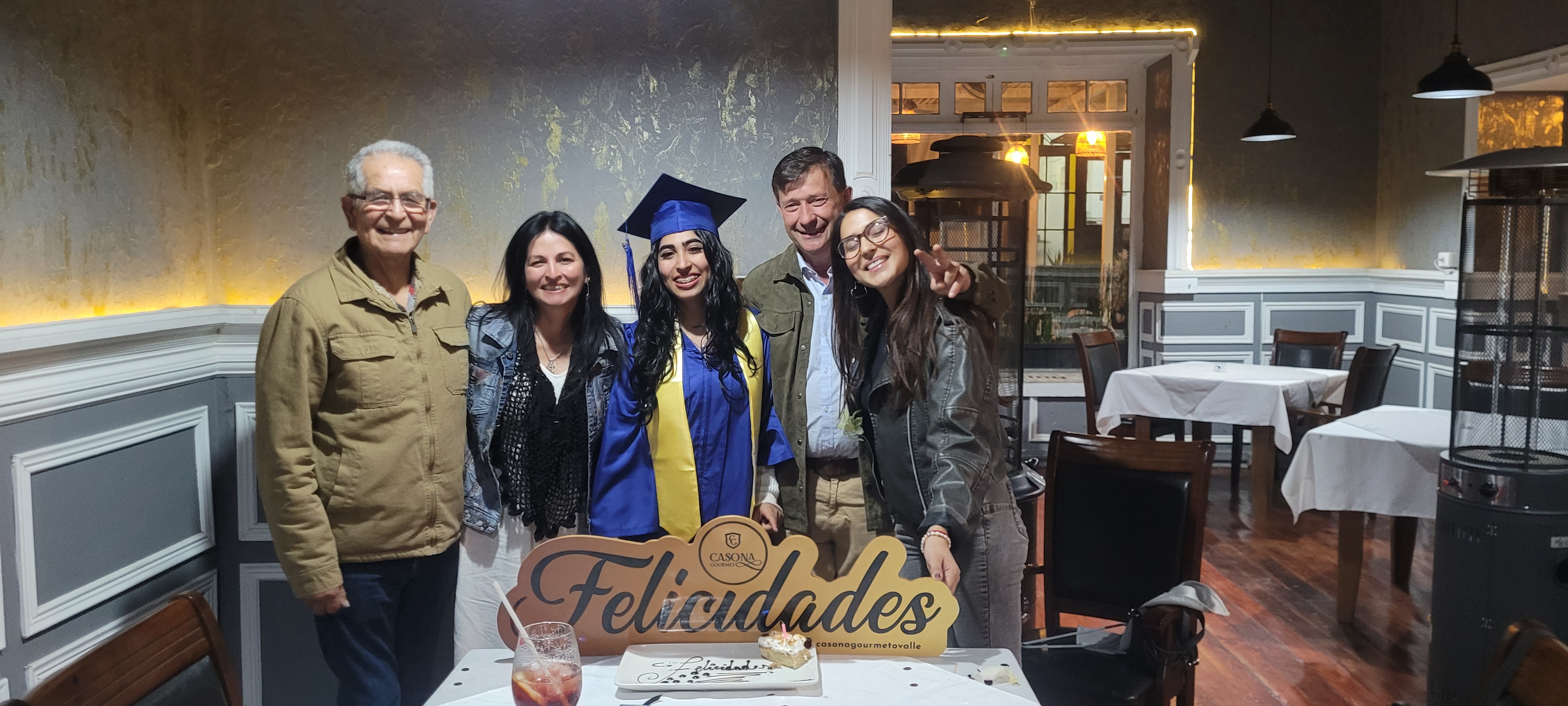 Familia celebrando licenciatura en Casona Gourmet