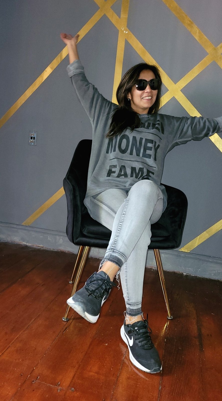 Karla González en un ambiente con detalles dorados