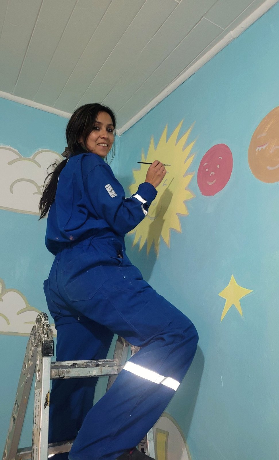 Karla González durante un proceso artístico