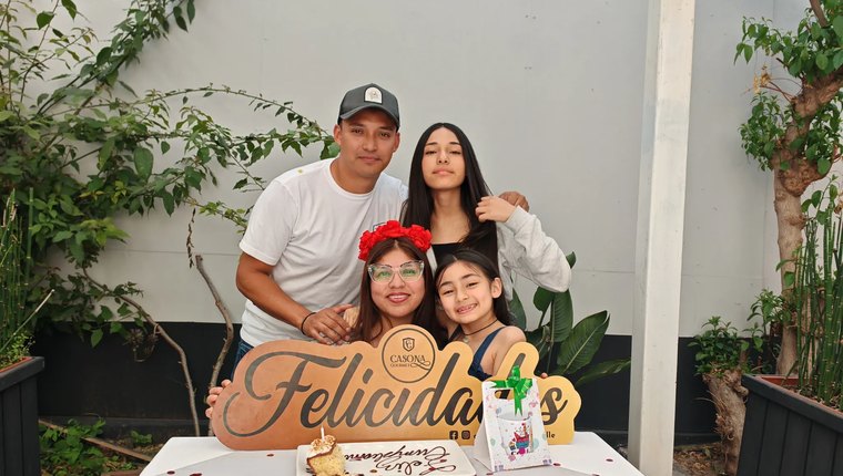 Familia celebrando cumpleaños en Casona Gourmet compartida por Eva Campillay