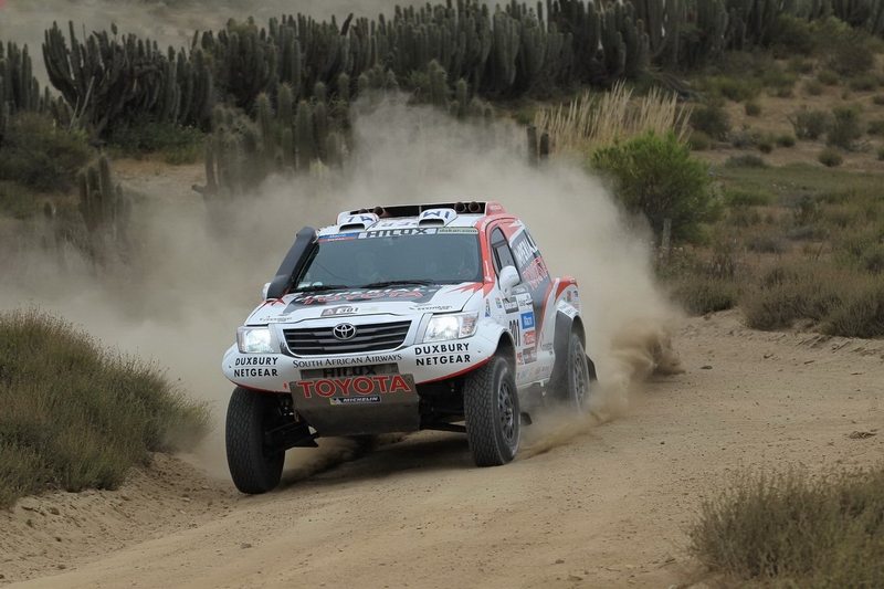 Vehículo asociado a la huella Dakar en caminos de tierra