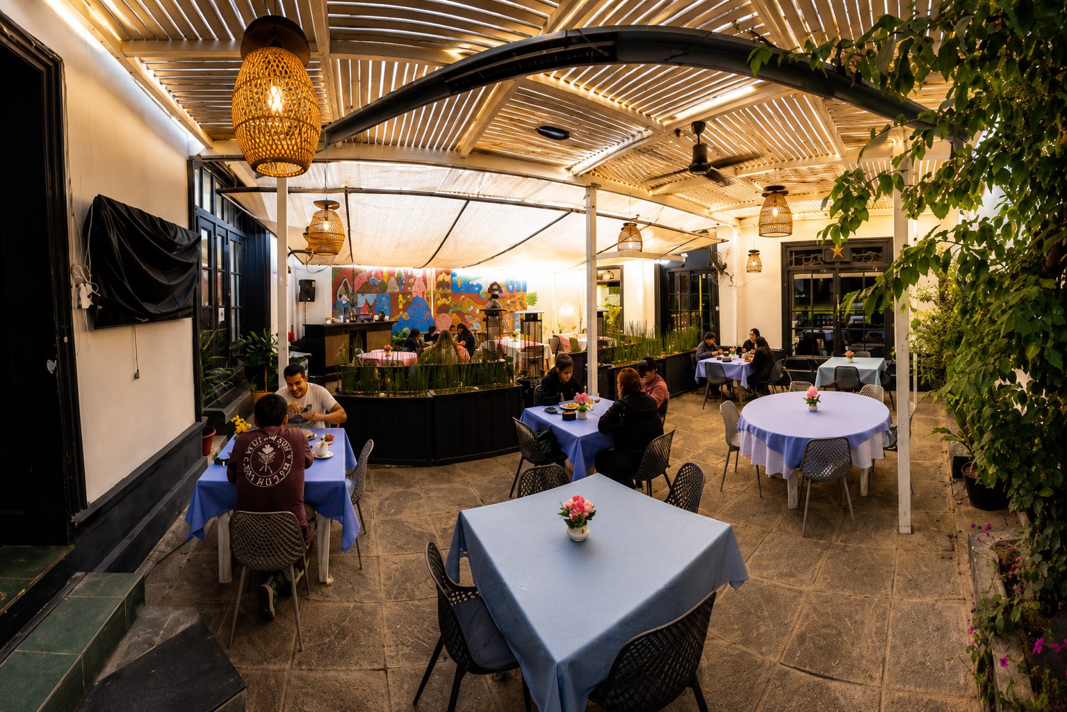 Terraza de Casona Gourmet con mesas y ambiente para celebraciones